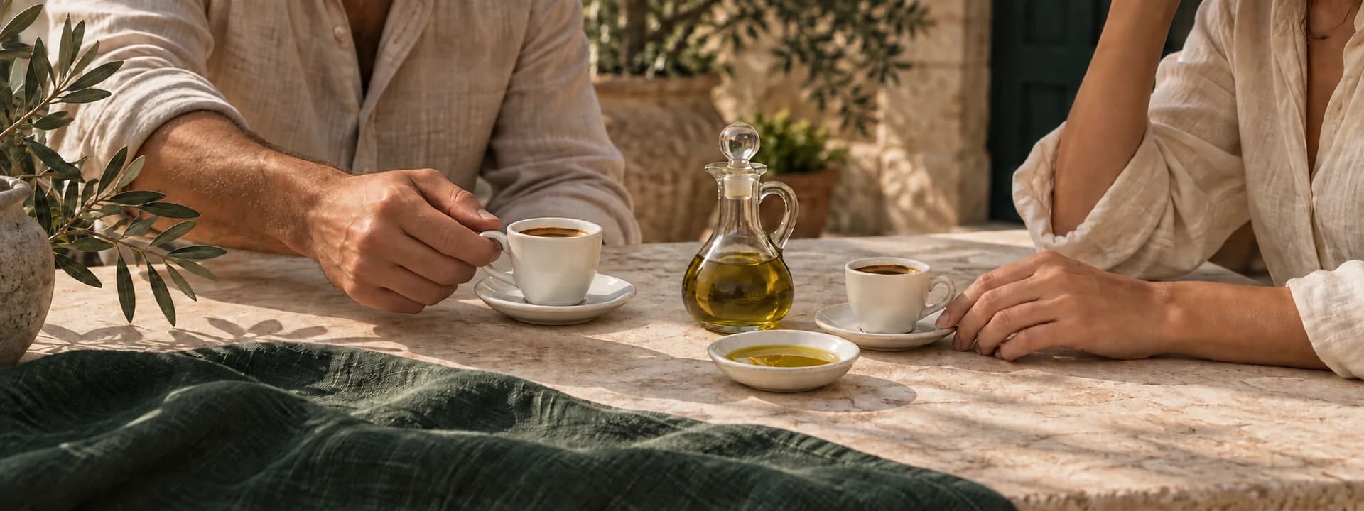 تقديم القهوة على مائدة تضم إبريقًا من زيت الزيتون