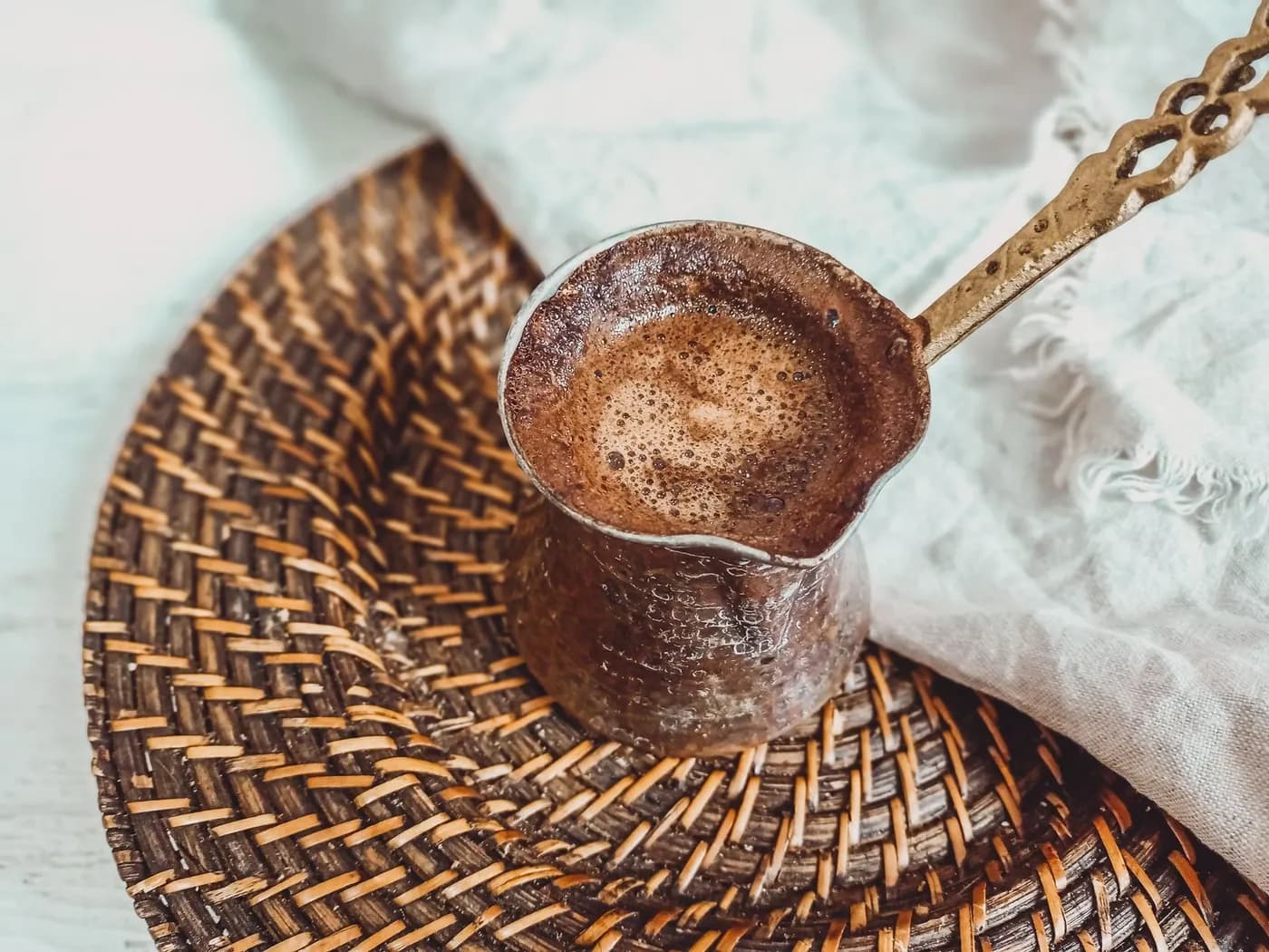 رغوة قهوة محضّرة في ركوة نحاسية