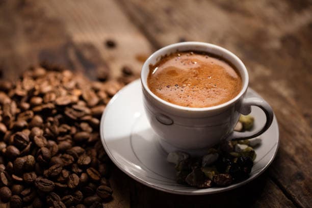 فنجان قهوة مع الحبوب والحبهان